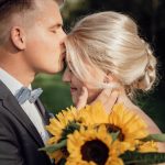 Brautpaar Sunset Sonnenblumen Stirnkuss
