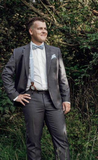Bräutigam Standesamt Anzug mit Hosenträgern und Fliege